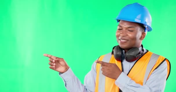 建筑工人 快乐的黑人男人指指点点和绿色屏风 营销和产品摆放 随着承包商商业广告和标识广告的推出 品牌形象和男性微笑 — 图库视频影像