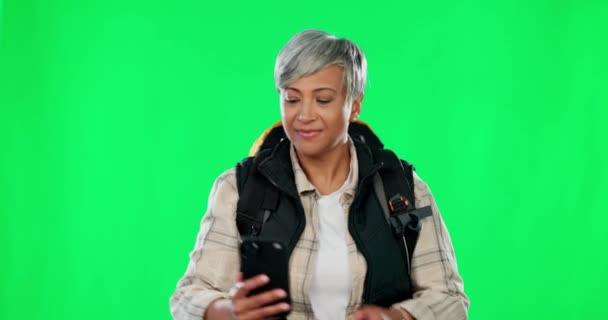 スタジオの背景に隔離された緑のスクリーンにセルフィーと幸せと女性のバックパッキング 高齢者の女性が思い出やソーシャルメディアを背景にハイキング中に写真を撮る — ストック動画