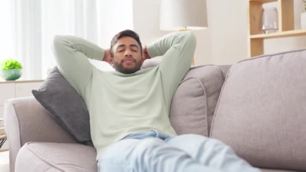 Relaks Spanie Mężczyzna Kanapie Zmęczony Domu Popołudniową Drzemkę Odpoczynek Spokój — Wideo stockowe