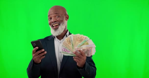 スタジオでお金と電話を持っている笑顔 黒の男は クロマキーの背景に隔離された幸福と 現金ファン 緑の画面のモックアップで銀行アプリと富とビジネスマン ボーナスと金融の自由 — ストック動画