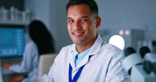 Scienziato Uomo Laboratorio Faccia Con Felicità Ricerca Medica Assistenza Sanitaria — Video Stock