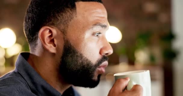 创业和男人喝咖啡 关注并计划新项目 在工作场所保持平静和放松 男性雇员或企业家 晚上工作到很晚 有想法和想法 — 图库视频影像