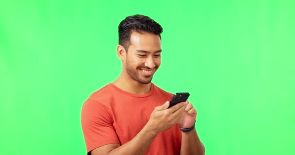 Happy Zoeken Bellen Met Aziatische Man Groen Scherm Voor Sociale — Stockvideo