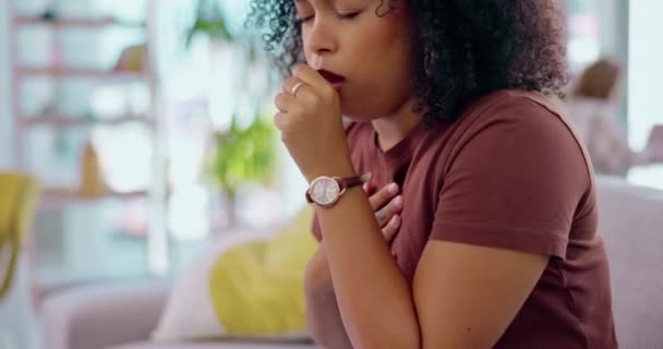 Sakit Batuk Dan Wanita Sofa Ruang Keluarga Dengan Flu Dingin — Stok Video