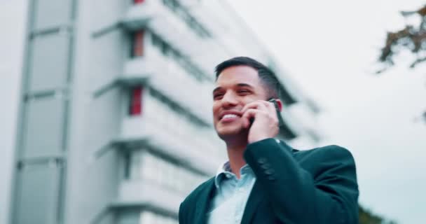 ビジネスマン ネットワーキング 電話で市内での会話は プロの会話から幸せ 幸せな従業員 笑顔で話すとモバイルディスカッションや仕事のコミュニケーションから笑い — ストック動画