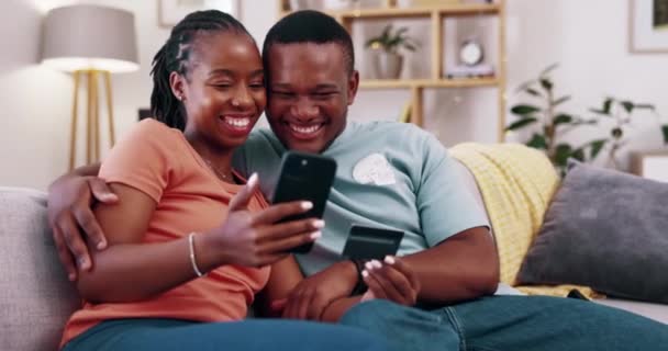 Couple Heureux Carte Crédit Achats Ligne Sur Smartphone Paiement Numérique — Video