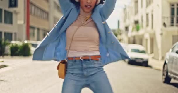 Vrouw Danser Outdoor Stad Straat Trendy Edgy Genieten Van Vrijheid — Stockvideo