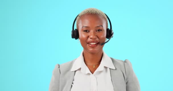 黒人女性 コールセンターと顔 電話と笑顔 Crmと青の背景にモックアップでお問い合わせください ポートレート ヘルプデスク スタジオ ヘッドセット カスタマーサービスで話す女性コンサルタント — ストック動画