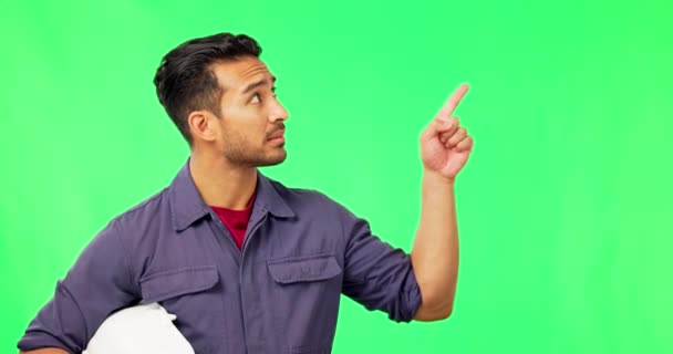 アジアの男 エンジニア 間違った計画のための緑の画面を指して スタジオの背景に否定的または否定的 不正確またはモックアップ上の間違いを示す失望した男性請負業者の肖像 — ストック動画