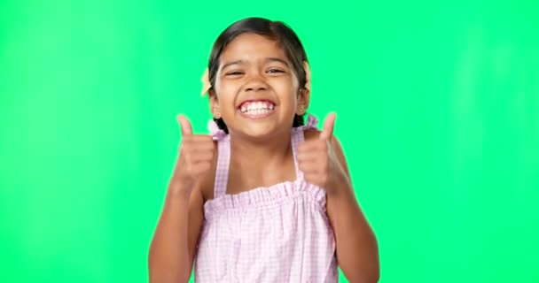 Mutlu Yeşil Ekran Heyecan Dolu Yüzü Olan Bir Çocuk Stüdyo — Stok video