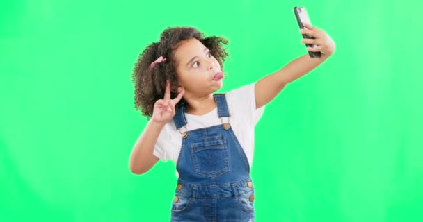 Silly Little Girl Selfie Peace Sign Green Screen Goofy Facial — Stock Video