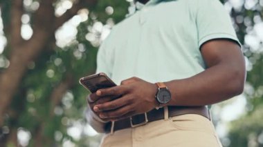 Kapanış, şehir ve adam cep telefonu, eller ve bağlantı, uygulama ve mesajlaşma ile gidip gelme. Açık hava, düşük açı ve akıllı telefon, sosyal medya ve internet okuma ve arama sitesi olan erkek.