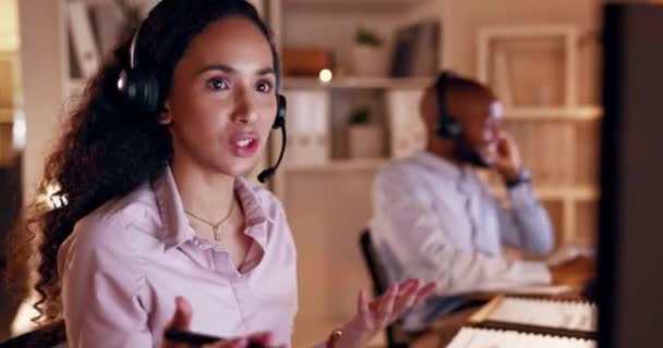 Tele Pazarlama Kadını Gece Müşteri Desteği Danışmanlık Hakkında Konuşmak Ofis — Stok video