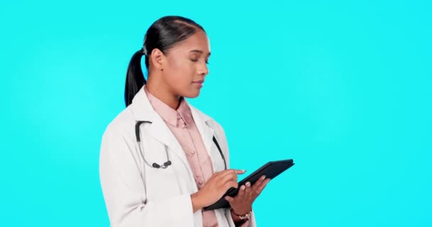 研究和一个医生的脸与平板隔离的蓝色背景在工作室 医疗和一名从事保健工作的妇女 从事与技术有关的交流 计划或阅读结果的工作 — 图库视频影像