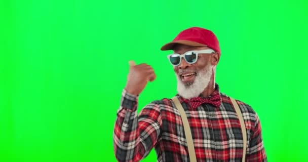 Funky Zielony Ekran Starszy Czarny Mężczyzna Wskazujący Przestrzeń Makiety Gestem — Wideo stockowe