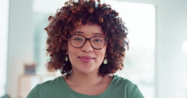 Potret Bahagia Dan Bersilang Dengan Seorang Wanita Bisnis Kantornya Untuk — Stok Video