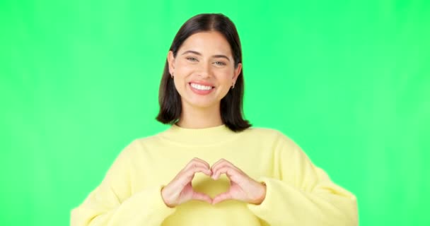 Corazón Manos Cara Mujer Feliz Pantalla Verde Estudio Sonrisa Fondo — Vídeo de stock