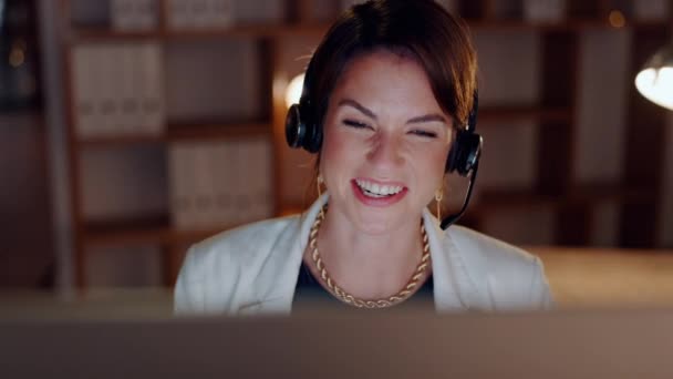 Crm Γελώντας Ευτυχισμένη Γυναίκα Συμβουλευτική Στο Τηλεφωνικό Κέντρο Εξηγώντας Μιλώντας — Αρχείο Βίντεο