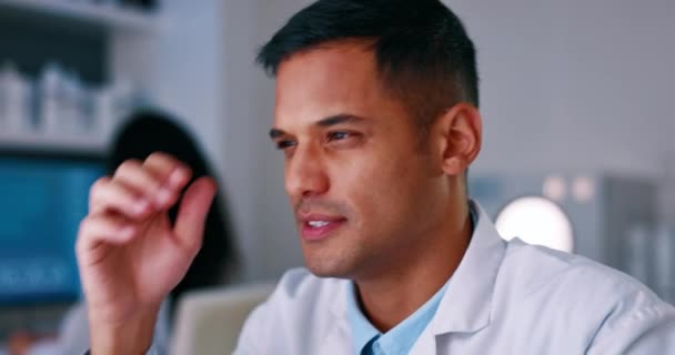 ストレス 研究室で頭痛の種と科学者 疲れと悲しいインド人男性遅く働いています 精神衛生 燃え尽きて科学 痛みやマッサージのための頭の上に手で実験室でイライラ医師 — ストック動画