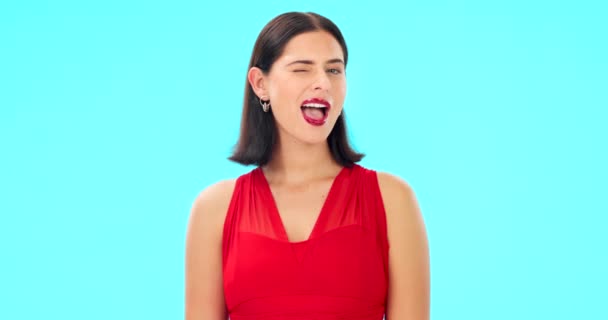 Szczęśliwa Kobieta Mrugająca Twarz Niebieskim Tle Studio Tło Kolorów Portret — Wideo stockowe