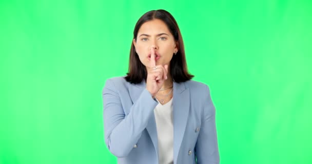 Dedo Labios Cara Mujer Seria Pantalla Verde Estudio Fondo Privacidad — Vídeos de Stock