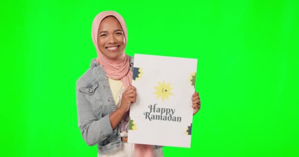 Ramadan Groen Scherm Vrouw Met Poster Geïsoleerd Studio Achtergrond Voor — Stockvideo