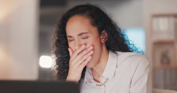 Esnek Yorgun Dizüstü Bilgisayarlı Bir Kadın Gece Ofis Yorgunluğu Akıl — Stok video