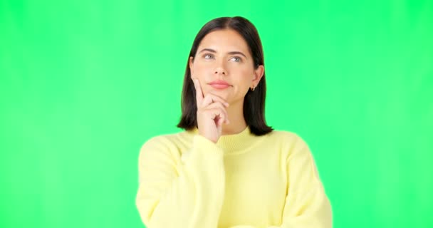 Elme Gondolkodás Döntés Egy Nővel Zöld Képernyős Háttérben Stúdióban Hogy — Stock videók