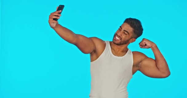Selfie Smile Bicep Muscle Man Studio Isolated Blue Background Fitness — Stock Video