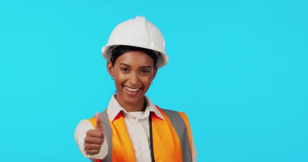 快乐的女人 建筑师和大拇指在工作室为成功或良好的建设在蓝色背景下 女工程师面带微笑的画像 在模仿中表现出大拇指的表情 是的标志或类似的东西 — 图库视频影像