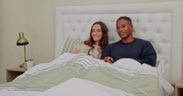 Relájese Viendo Televisión Amor Con Pareja Interracial Dormitorio Para Transmisión — Vídeos de Stock