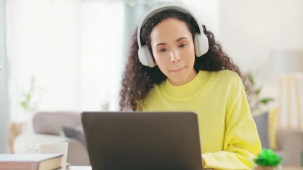 Žena Sluchátka Obývací Pokoj Domě Studentkou Která Poslouchá Hudbu Notebooku — Stock video