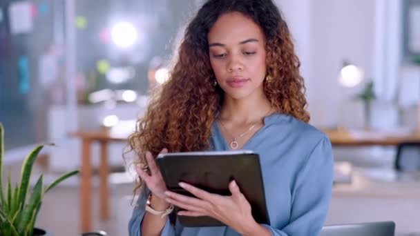 Şirket Piyasa Araştırması Planlama Geceleri Uygulama Yazılımı Için Ofisteki Tablete — Stok video