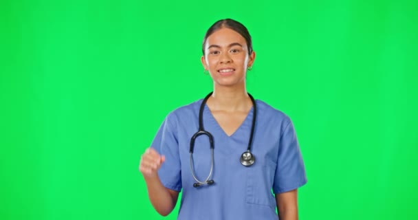 手势和一名护士在工作室的绿屏背景下咨询时需要解释 完善和诊断与一名女性医学专业人员谈论铬钥匙 — 图库视频影像