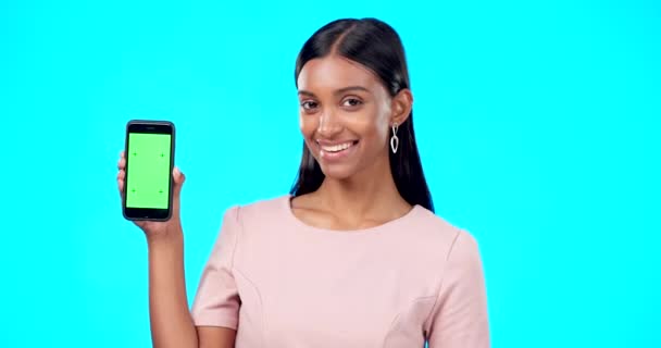 绿色屏幕和女人拿着手机与标志 品牌和移动应用广告的模型 在工作室蓝色背景中被隔离的职业女性的微笑 快乐和肖像 — 图库视频影像