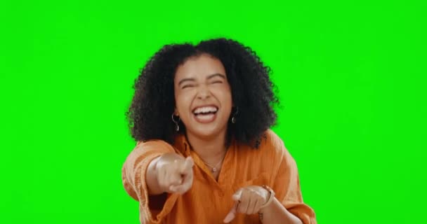 Cara Pantalla Verde Mujer Señalándote Sonríe Confía Fondo Estudio Retrato — Vídeo de stock