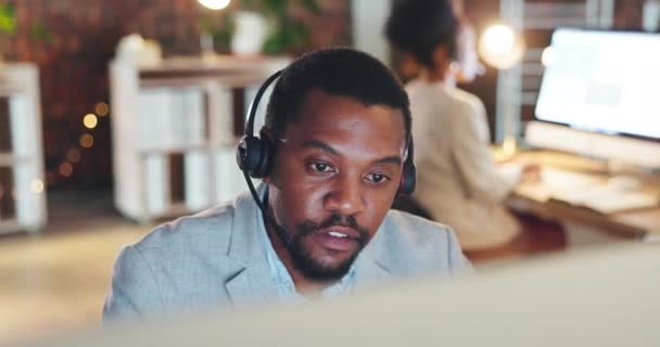 呼叫中心 黑人男子和在电脑上交谈以获得支持 客户服务帮助和办公室咨询 夜间电信销售代理 男性顾问和台式计算机顾问 — 图库视频影像