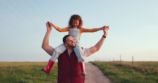 Glückliche Familie Vater Und Kind Beim Spazierengehen Auf Einem Bauernhof — Stockvideo