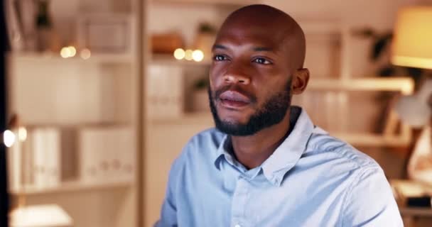 Pensando Hombre Negro Serio Trabajo Nocturno Empleado Negocios Una Computadora — Vídeo de stock
