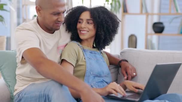 Laptop Çift Evde Oturma Odasındaki Kanepede Daktilo Sosyal Medya Veya — Stok video