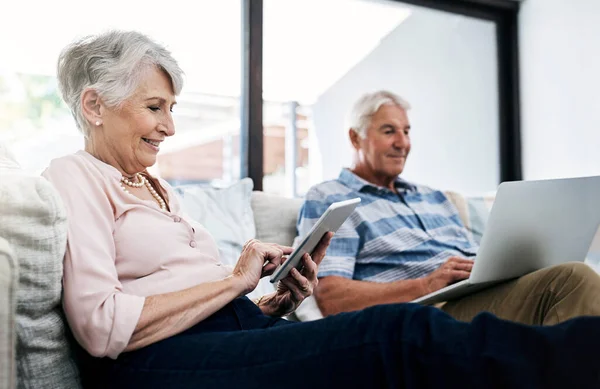 Conectado Viviendo Retiro Una Mujer Mayor Que Usa Una Tableta —  Fotos de Stock