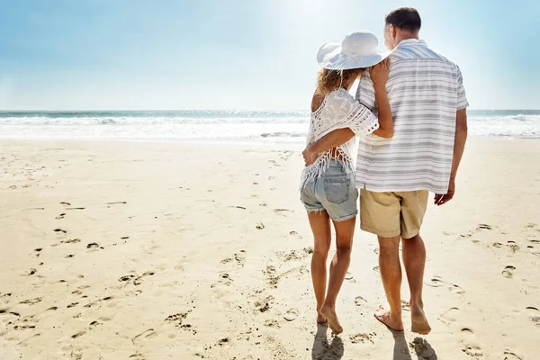 自己花点时间休息一下在海滩上散步的一对成熟的夫妇 — 图库照片
