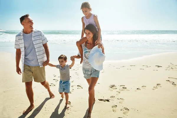Approfittare Dell Estate Una Famiglia Godendo Tempo Qualità Insieme Spiaggia — Foto Stock