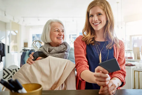 Can Never Repay Her Raising Two Women Standing Checkout Counter — Stock Photo, Image