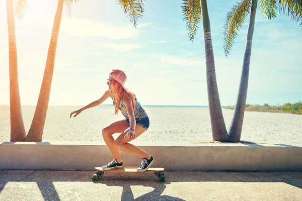Отточить Свои Навыки Молодая Женщина Тусуется Набережной Своим Скейтбордом — стоковое фото