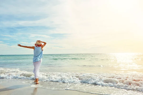 Playa Está Llena Maravillas Disparó Una Joven Atractiva Disfrutando Día — Foto de Stock