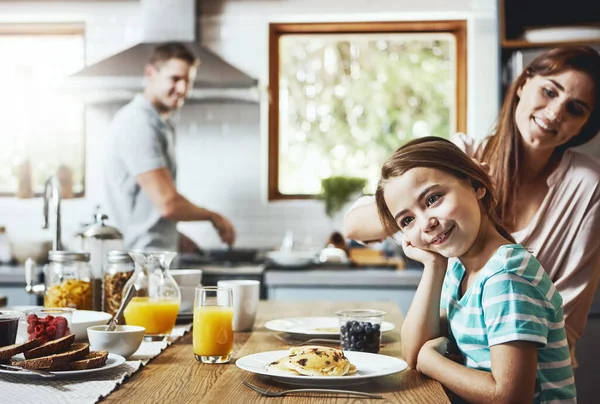 一起享受一天中最重要的一餐 在家里和父母一起吃早餐的小女孩 — 图库照片