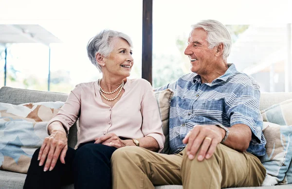 Czas Się Zrelaksować Kochanie Szczęśliwa Para Seniorów Relaksująca Się Kanapie — Zdjęcie stockowe
