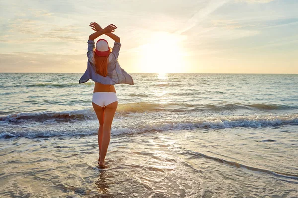 没有什么比海洋空气感觉更好的了 拍了一个迷人的年轻女子在海滩享受一天 — 图库照片