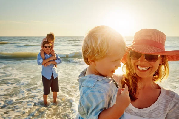 Семейное Время Солнце Веселье Молодая Семья Наслаждающаяся Днем Пляже — стоковое фото